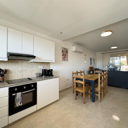 Royal-Seacrest Oasis, Pool-Side Apartment Paphos Bagian luar foto