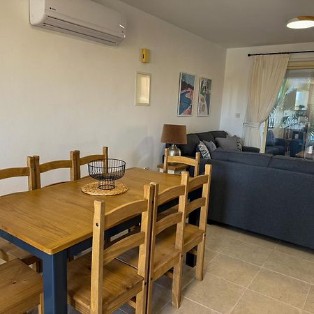 Royal-Seacrest Oasis, Pool-Side Apartment Paphos Bagian luar foto