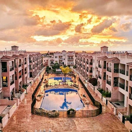 Royal-Seacrest Oasis, Pool-Side Apartment Paphos Bagian luar foto