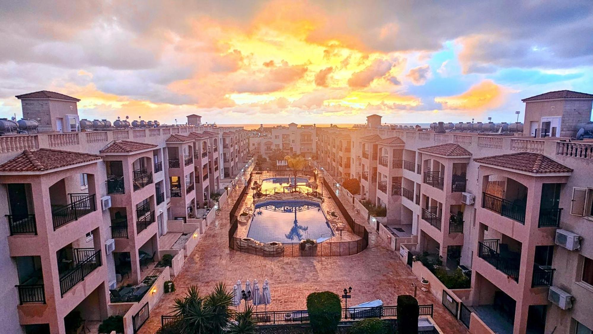 Royal-Seacrest Oasis, Pool-Side Apartment Paphos Bagian luar foto