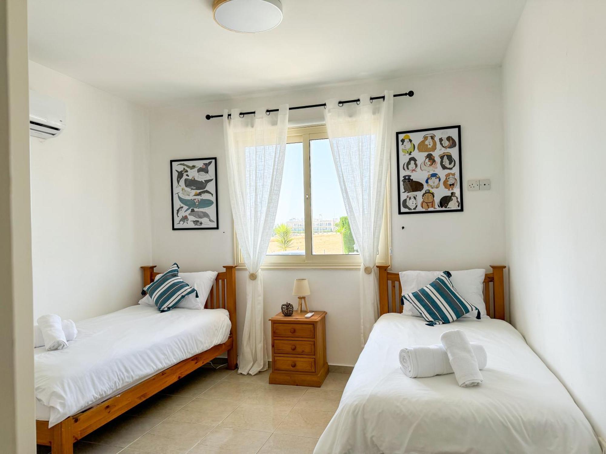 Royal-Seacrest Oasis, Pool-Side Apartment Paphos Bagian luar foto
