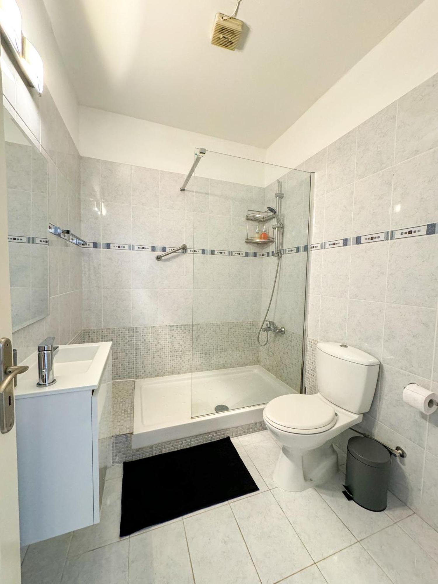 Royal-Seacrest Oasis, Pool-Side Apartment Paphos Bagian luar foto