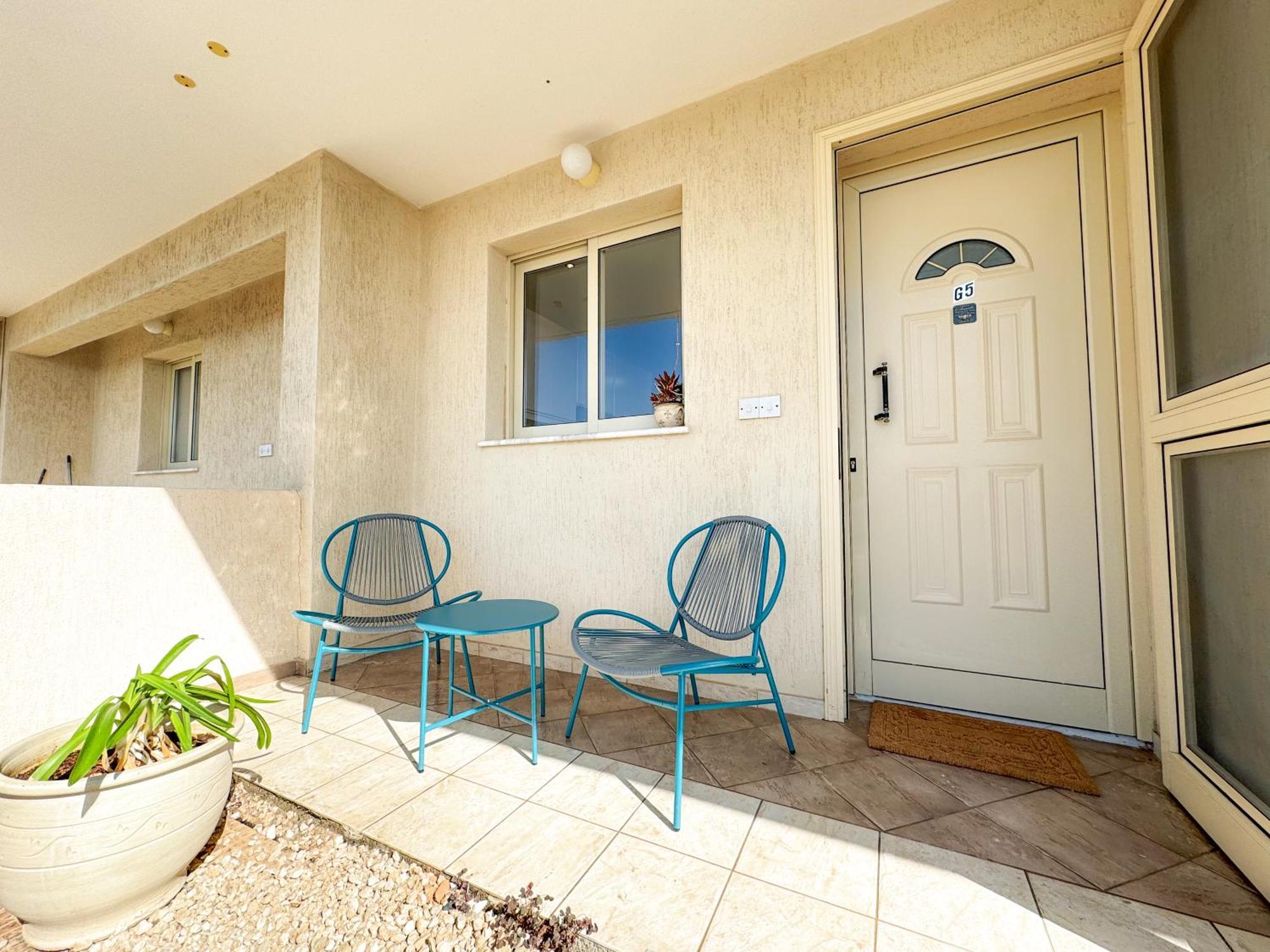 Royal-Seacrest Oasis, Pool-Side Apartment Paphos Bagian luar foto