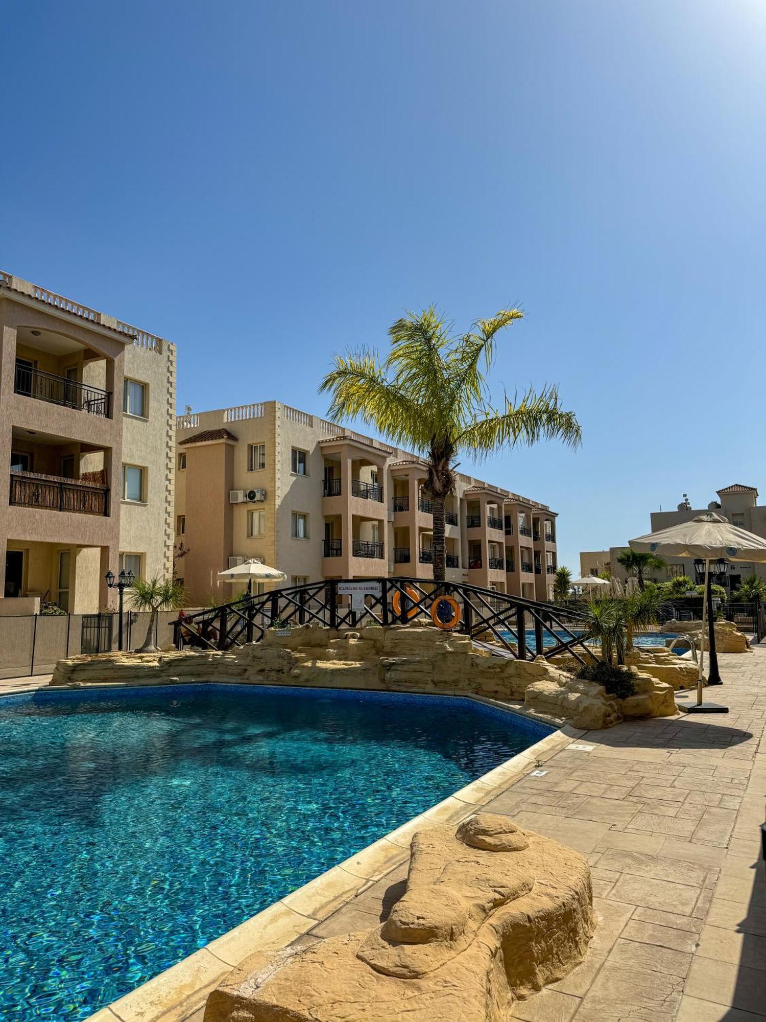 Royal-Seacrest Oasis, Pool-Side Apartment Paphos Bagian luar foto