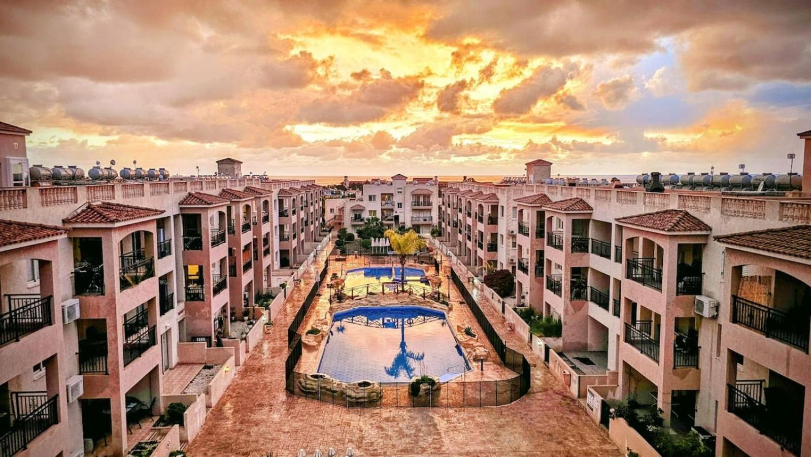 Royal-Seacrest Oasis, Pool-Side Apartment Paphos Bagian luar foto