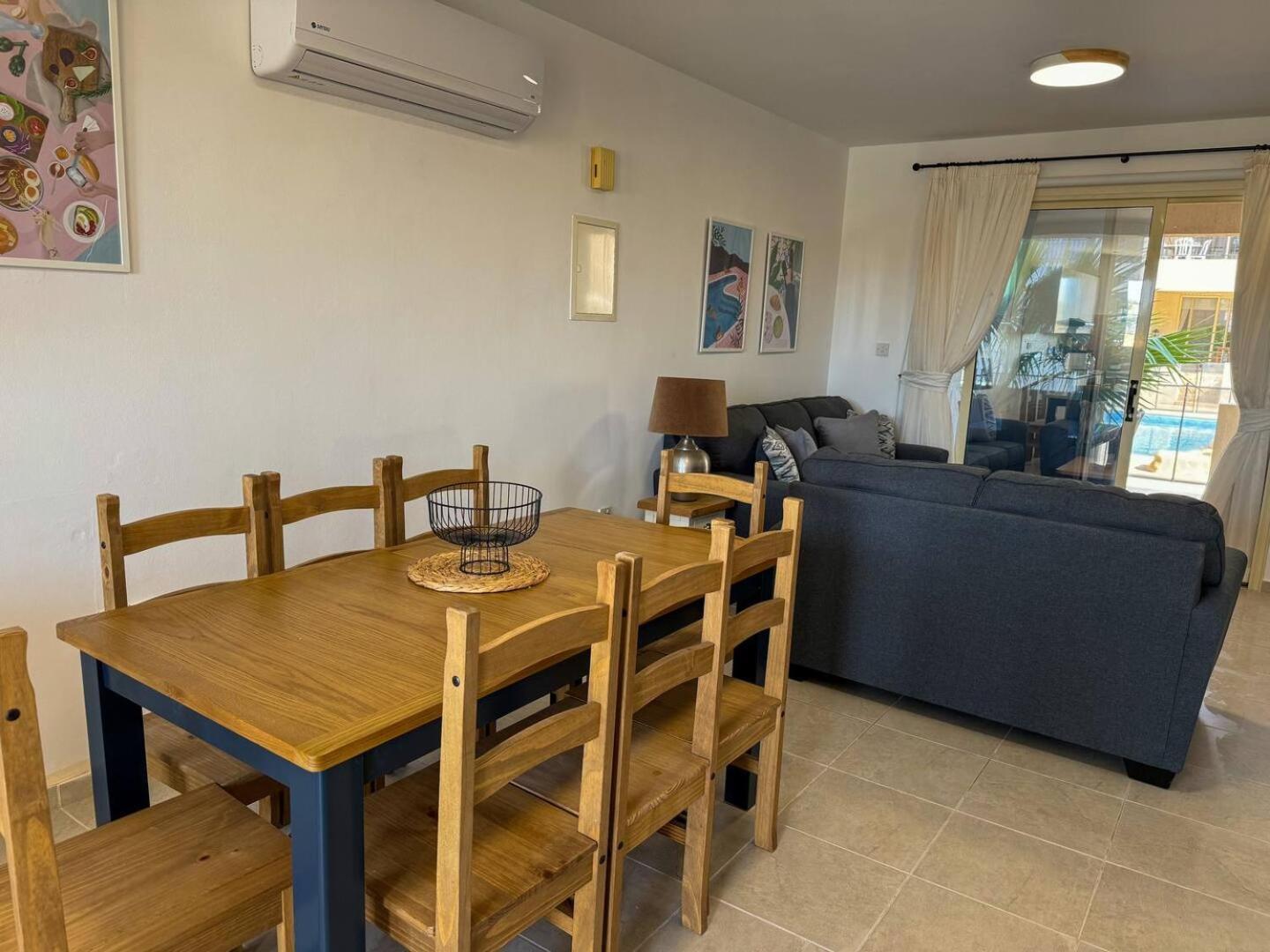 Royal-Seacrest Oasis, Pool-Side Apartment Paphos Bagian luar foto