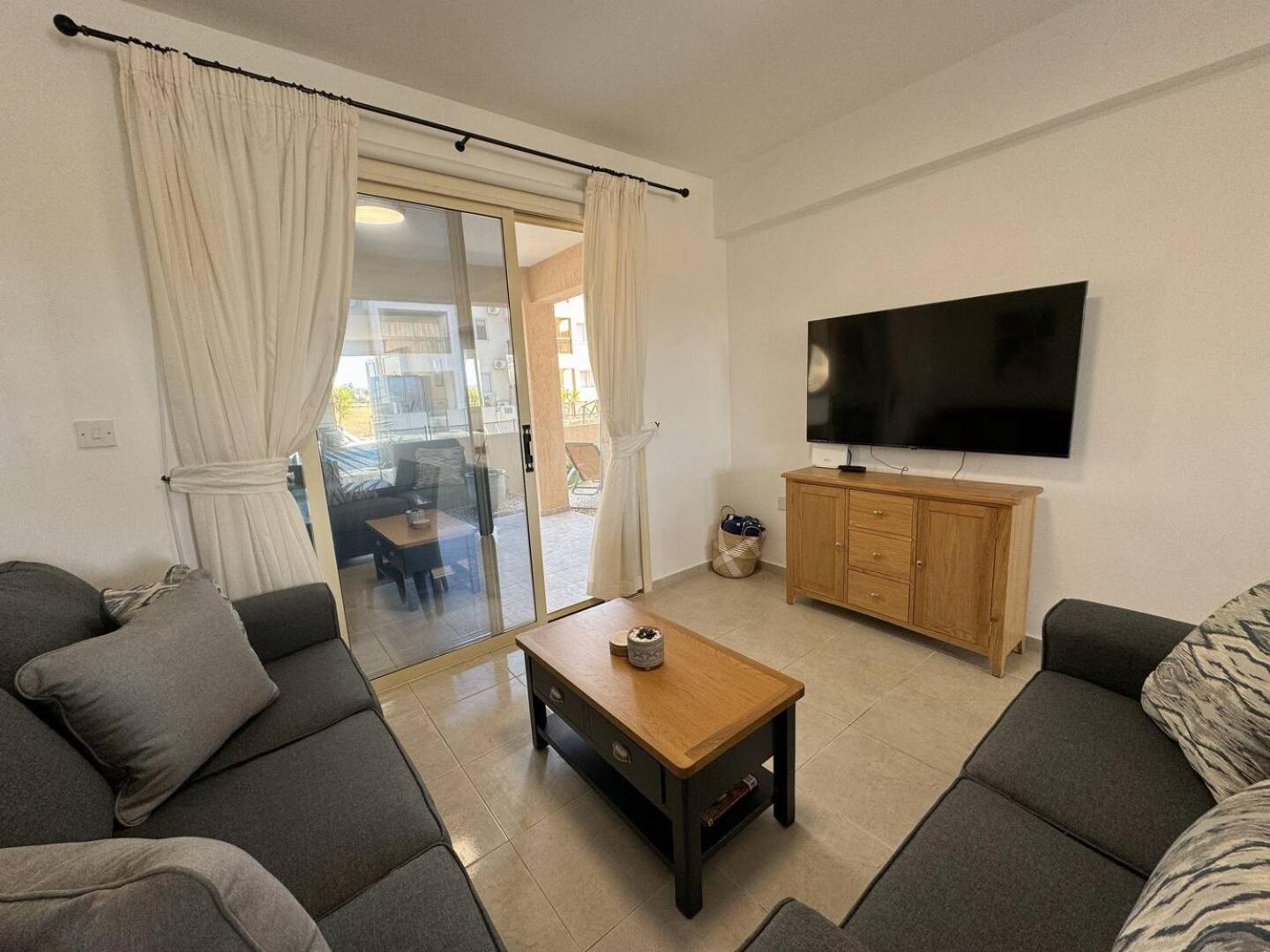 Royal-Seacrest Oasis, Pool-Side Apartment Paphos Bagian luar foto