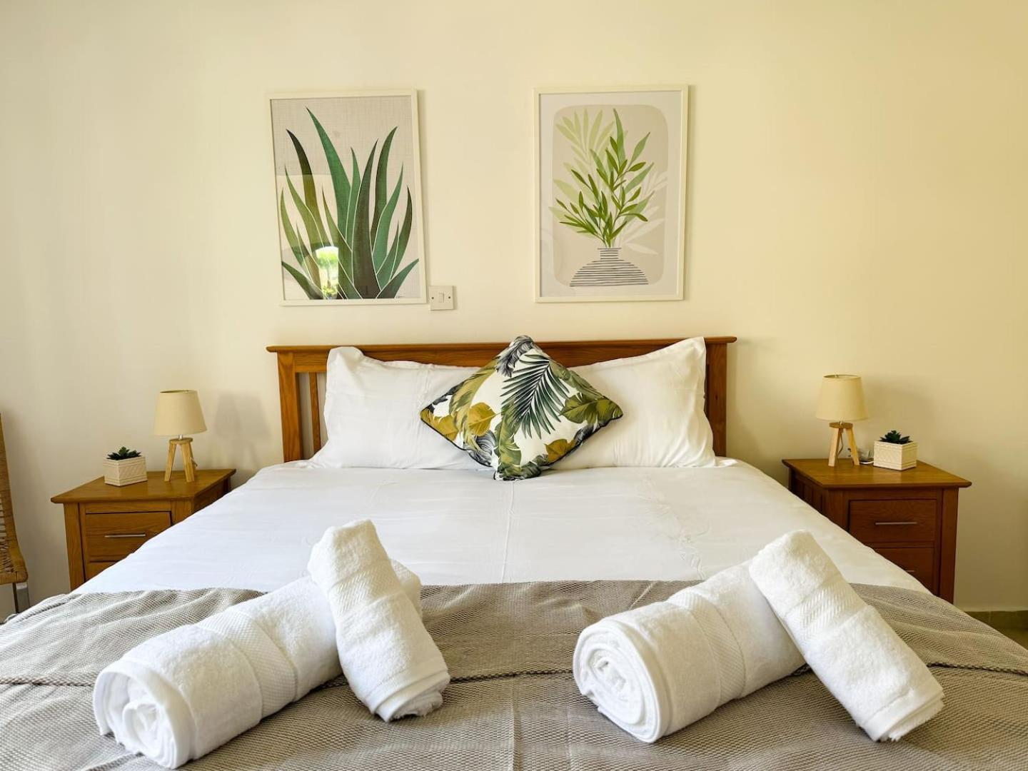 Royal-Seacrest Oasis, Pool-Side Apartment Paphos Bagian luar foto