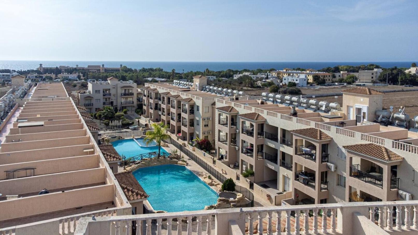 Royal-Seacrest Oasis, Pool-Side Apartment Paphos Bagian luar foto
