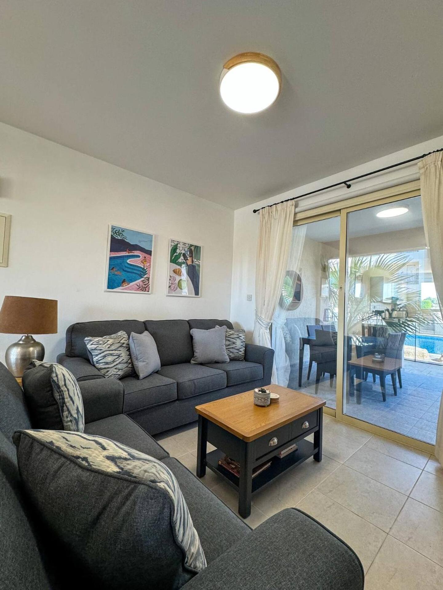 Royal-Seacrest Oasis, Pool-Side Apartment Paphos Bagian luar foto