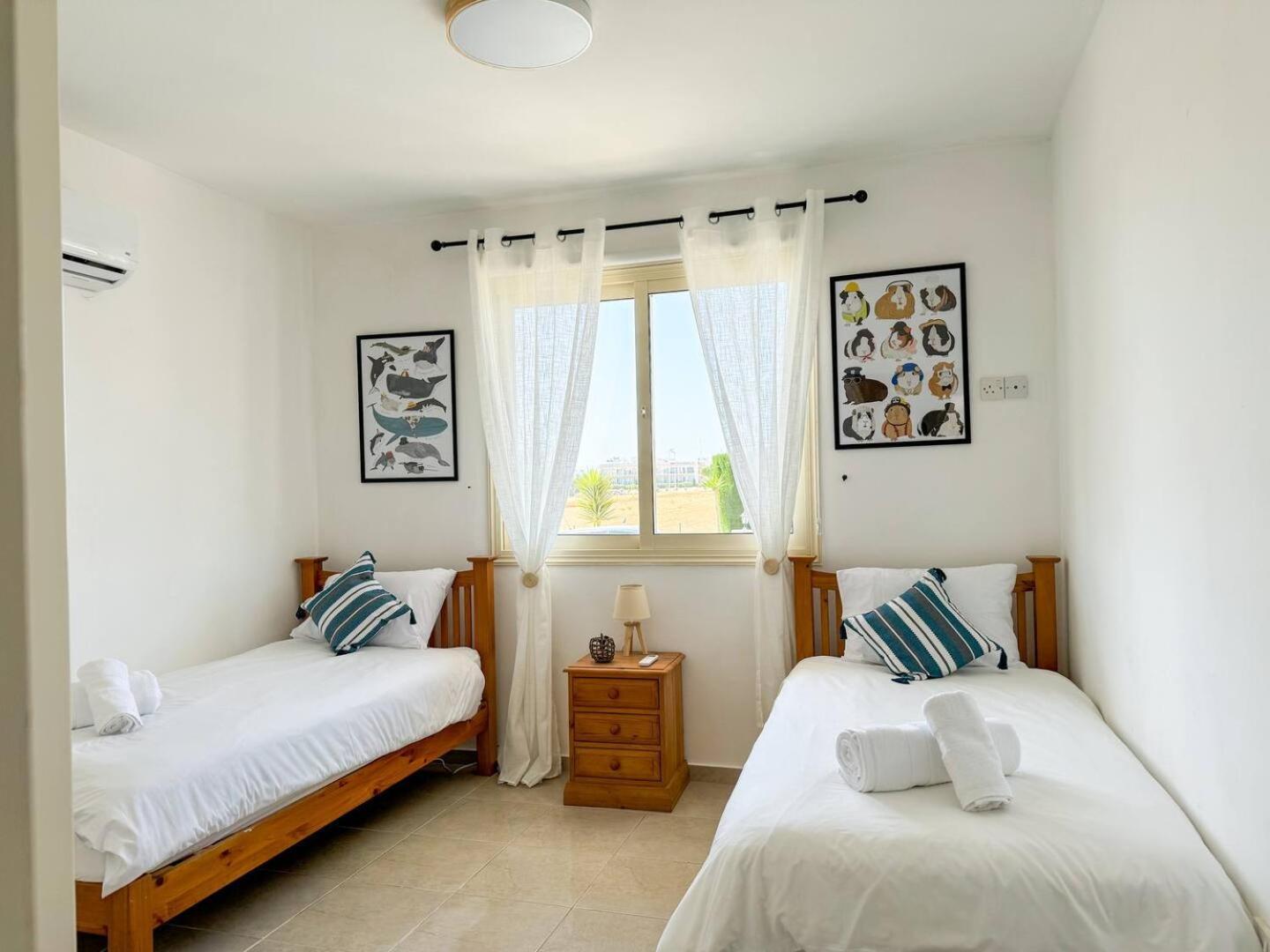 Royal-Seacrest Oasis, Pool-Side Apartment Paphos Bagian luar foto