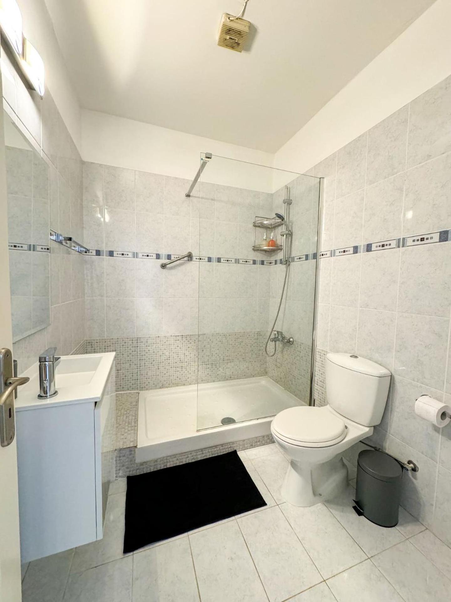 Royal-Seacrest Oasis, Pool-Side Apartment Paphos Bagian luar foto