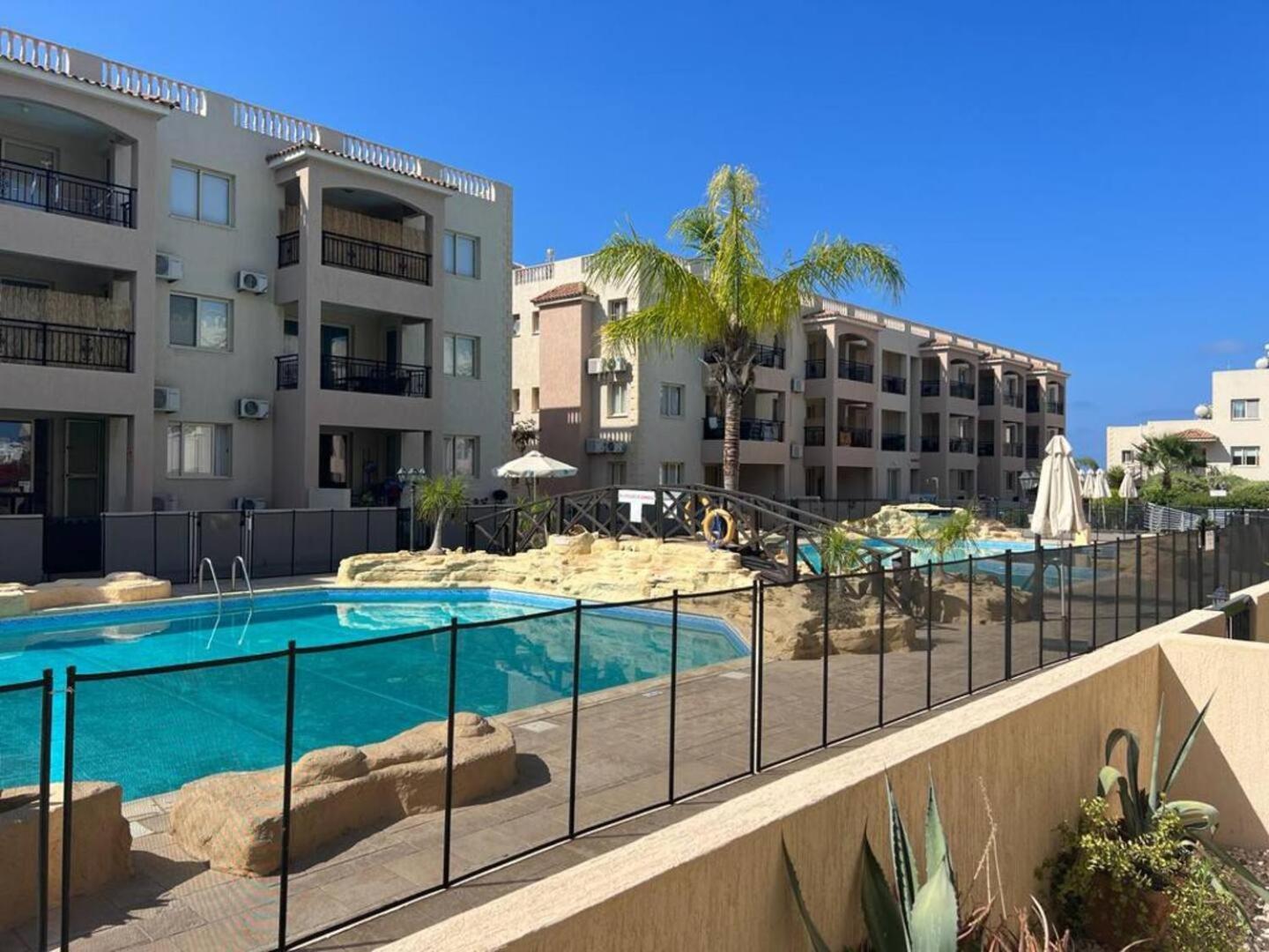 Royal-Seacrest Oasis, Pool-Side Apartment Paphos Bagian luar foto