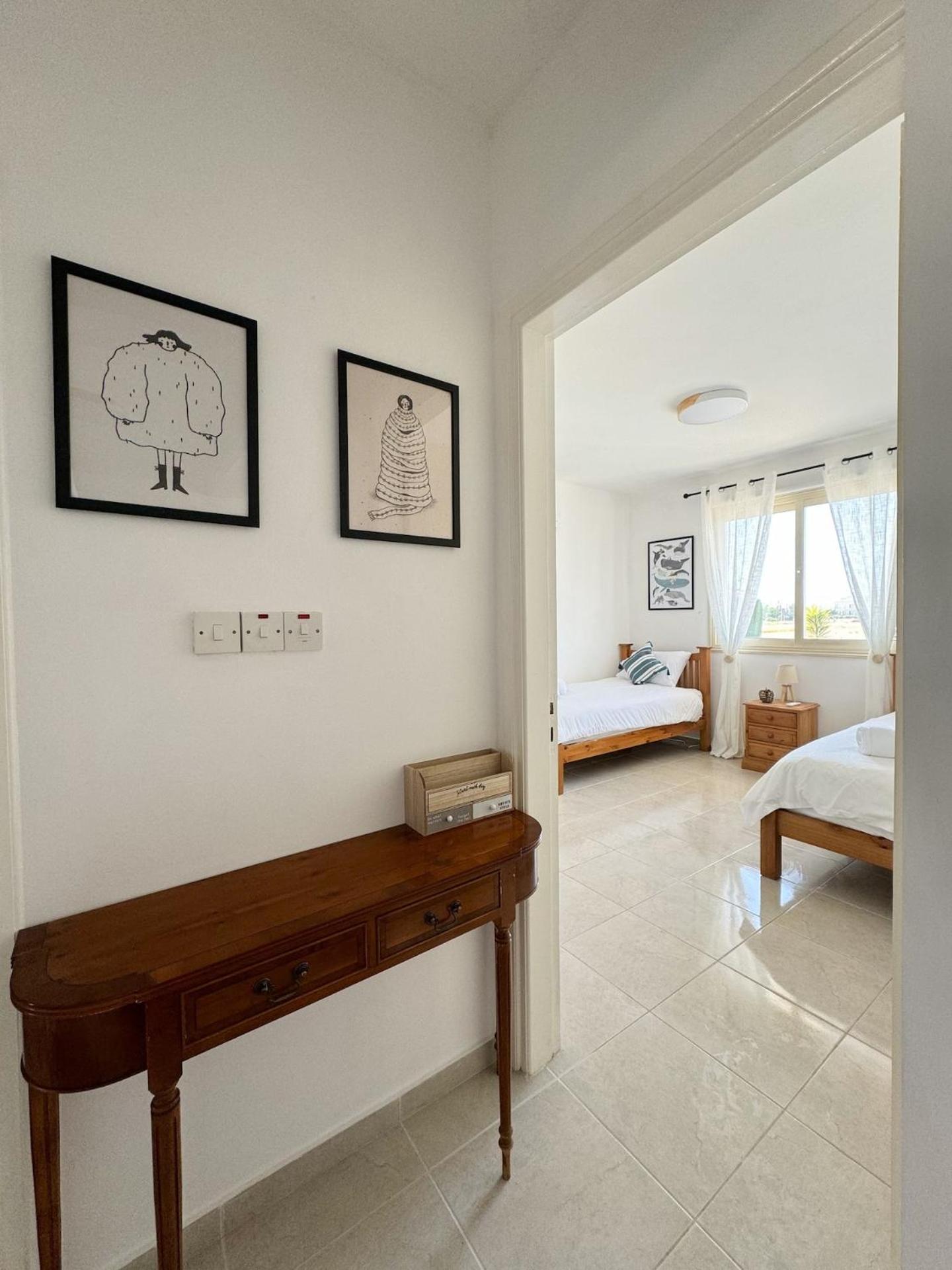 Royal-Seacrest Oasis, Pool-Side Apartment Paphos Bagian luar foto