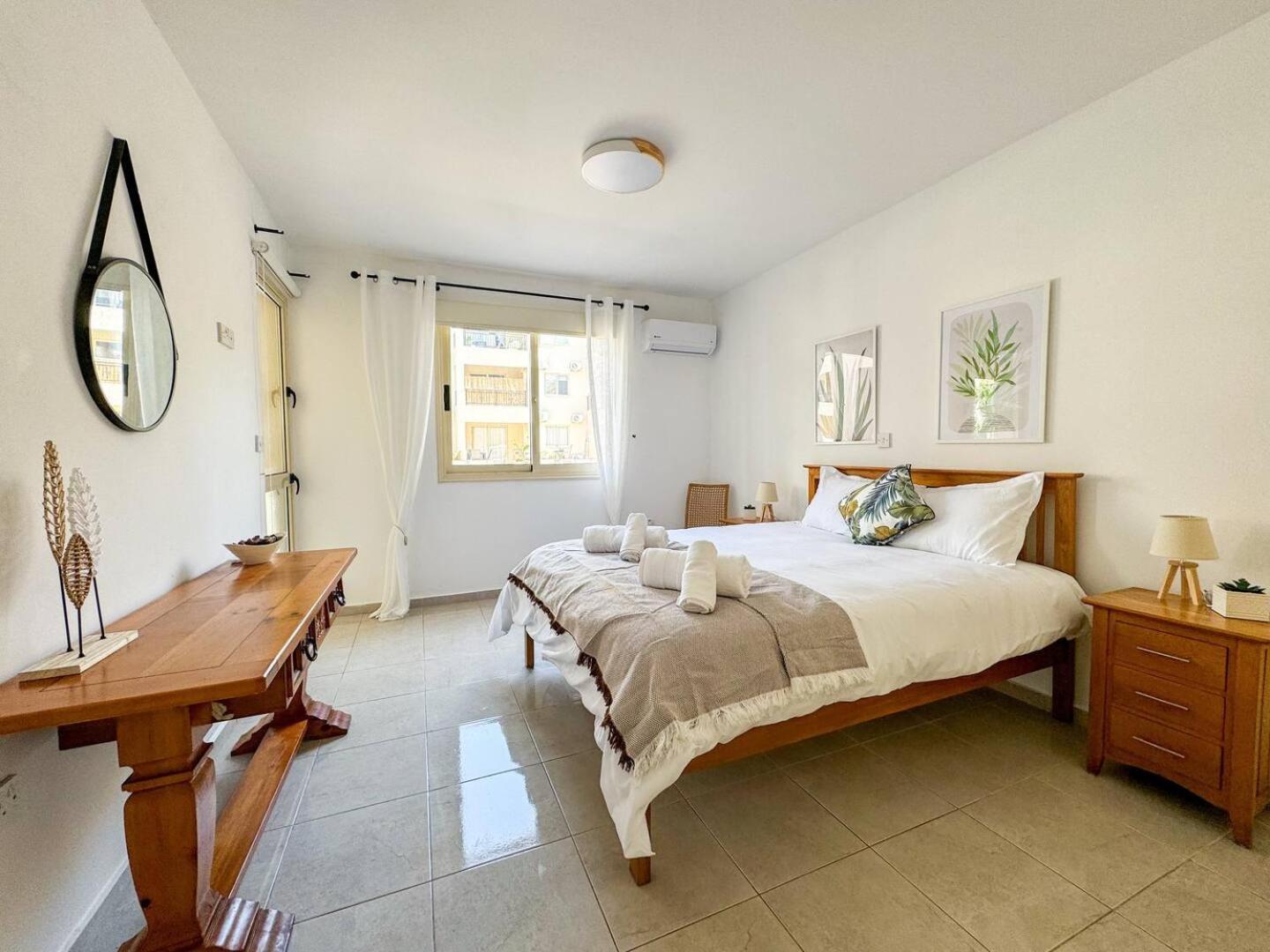 Royal-Seacrest Oasis, Pool-Side Apartment Paphos Bagian luar foto