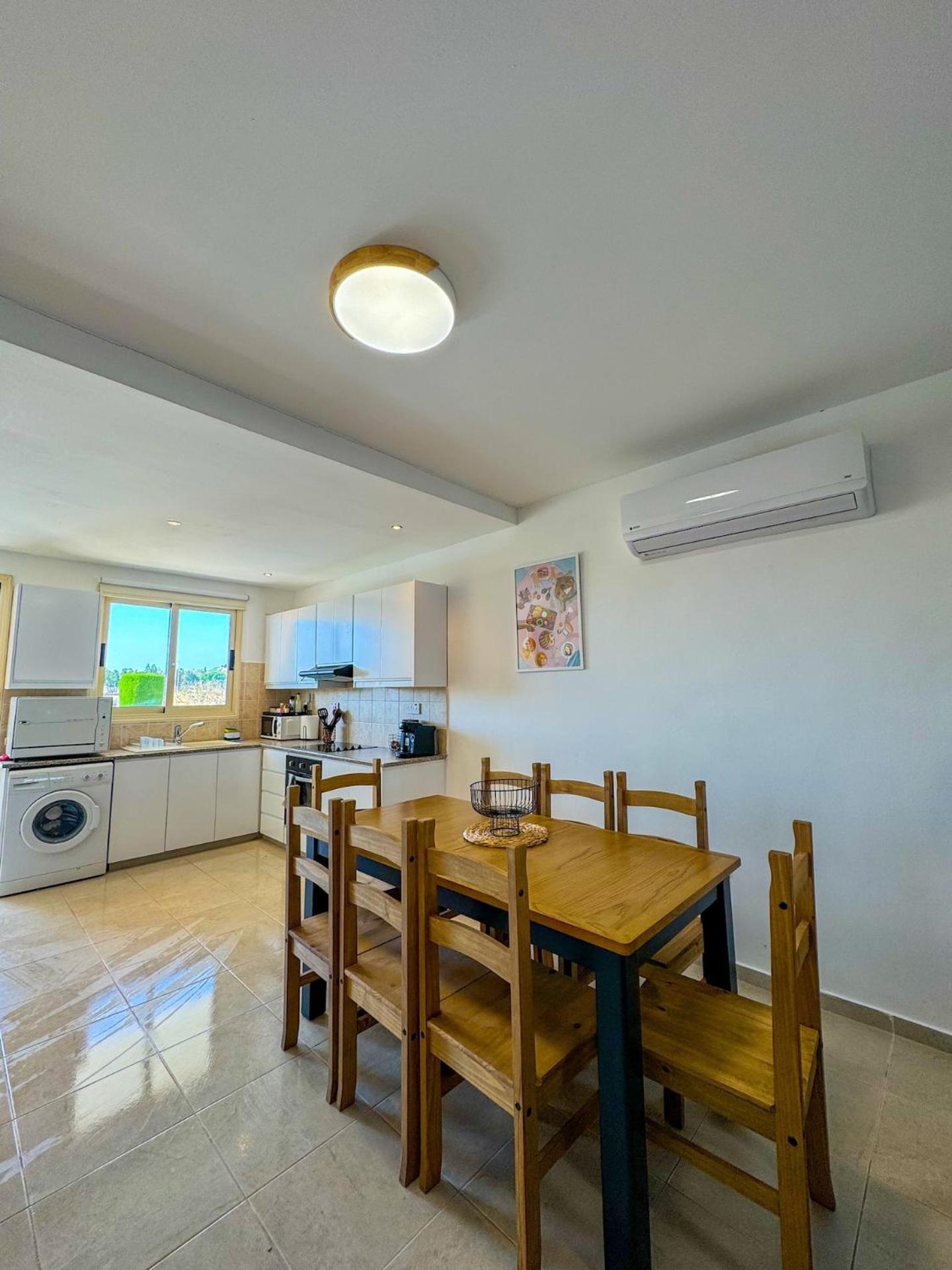 Royal-Seacrest Oasis, Pool-Side Apartment Paphos Bagian luar foto