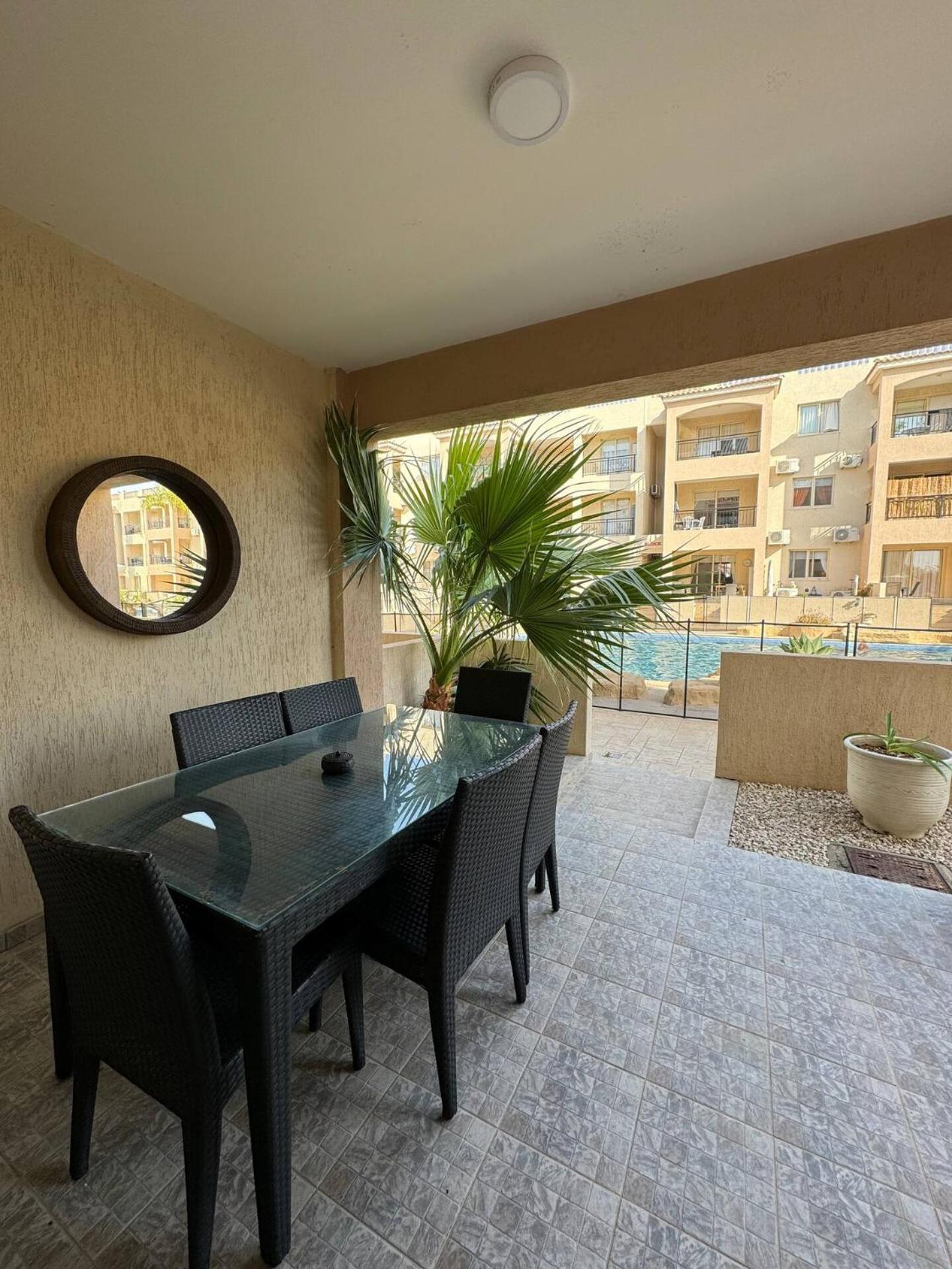 Royal-Seacrest Oasis, Pool-Side Apartment Paphos Bagian luar foto